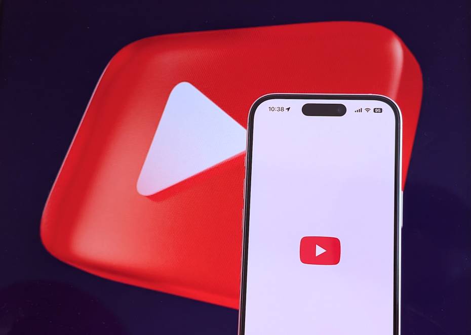 YouTube начнёт сам отмечать ролики с нейросетевой озвучкой