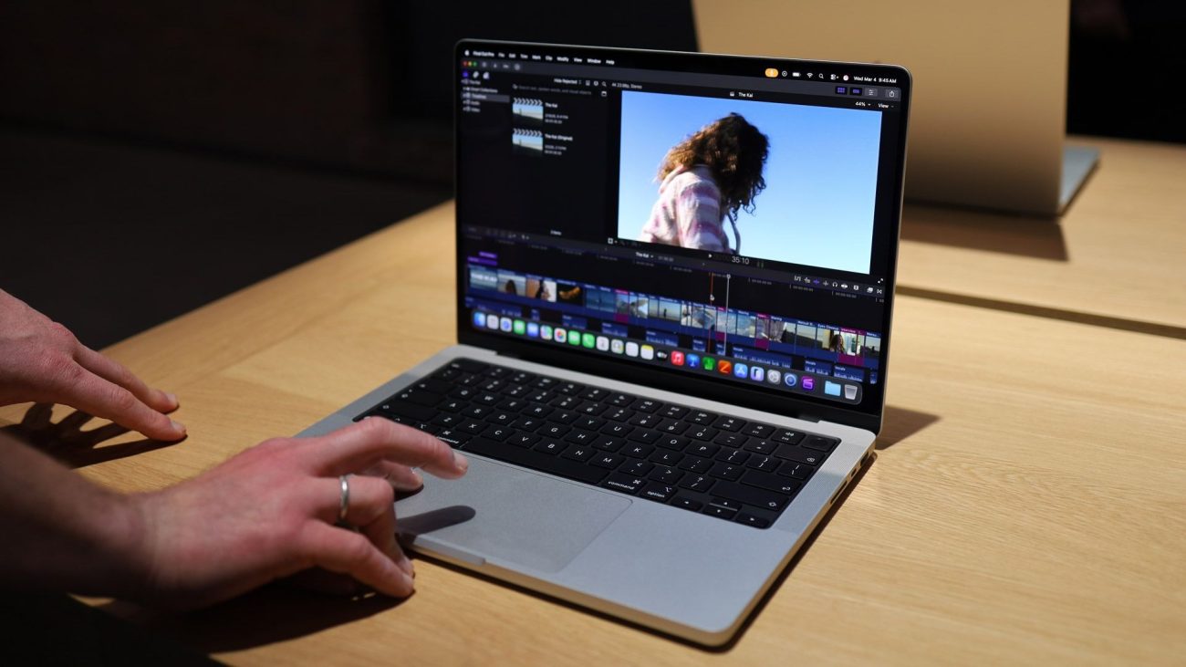 Apple может представить MacBook Pro с сенсорным OLED-экраном 28 октября