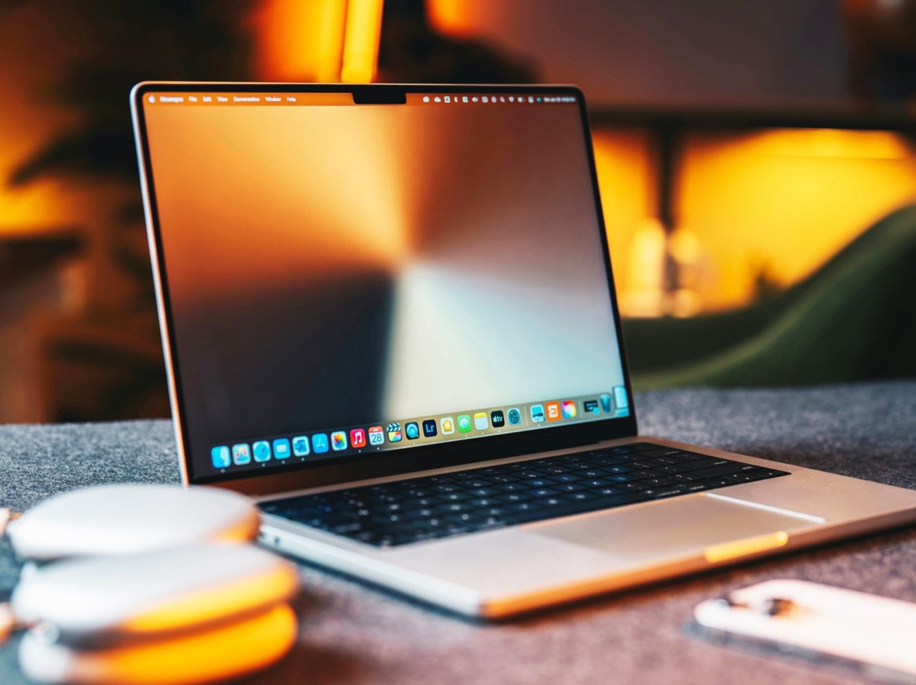 Apple представила MacBook Pro с сенсорным OLED-экраном и чипами M5 Pro и M5 Max